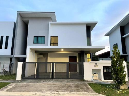 Geching Hilir House | Spacious Five Bedrooms Home with Free WiFi for Families