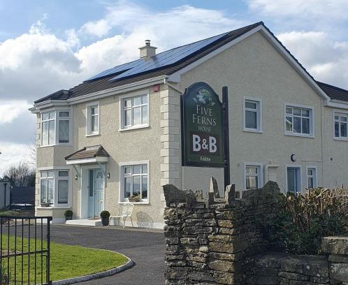 Westport Bed & Breakfast | Exceptional Five Ferns House with Fireplace & Hot Tub