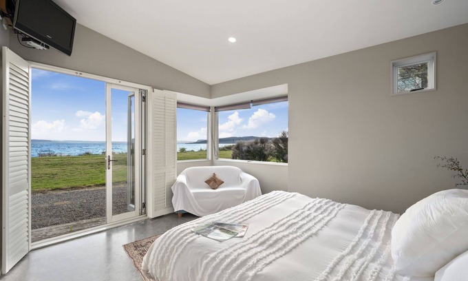 Waitahanui House | Family-Friendly Five Mile Bliss near Lake Taupo