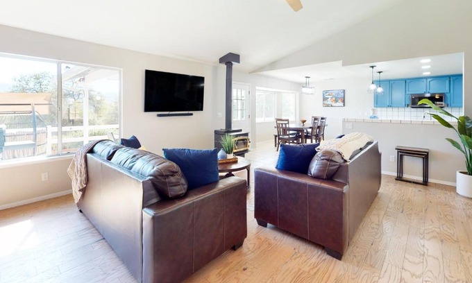 Oakhurst House | Exceptional Five Oaks Circle Ranch: Family-Friendly Retreat