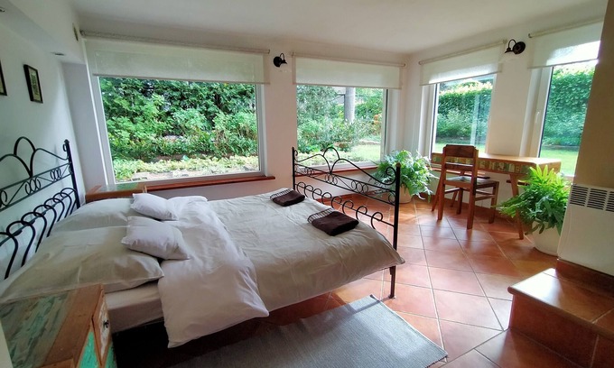Srodmiescie Apartment | Family-Friendly Apartment with Garden by Szczytnicki Park