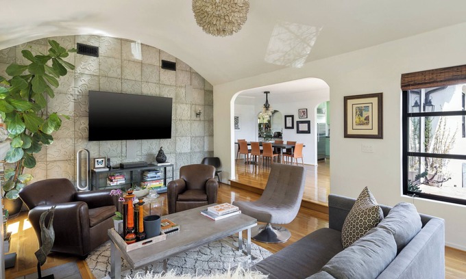 Mid-Wilshire House | Exclusive Private Oasis with Ocean Views in Miracle Mile