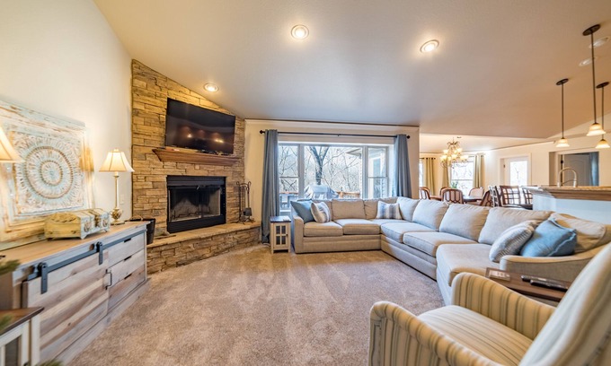 Bella Vista House | Unforgettable Five Stones Retreat: Golf, Biking & Spa Awaits!