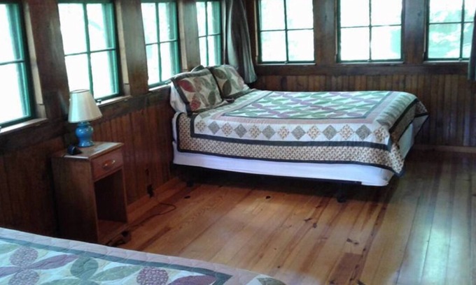 Hot Springs Cabin | Exceptional FIVE POINTS Lake Hamilton Cabin with Full Kitchen