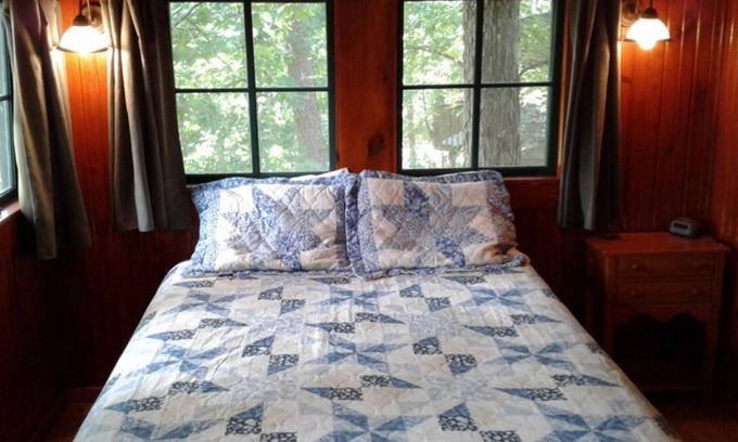 Hot Springs Cabin | Discover FIVE POINTS Cabin: Cozy Retreat with Lake Views