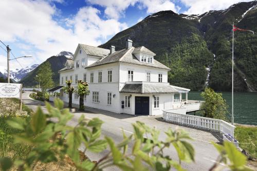 Fjaerland Hotel | Fjærland Fjordstove Hotell: Oceanfront Bliss Awaits