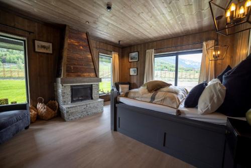 Skjaak House | Experience Fjelleventyret Gårdsovernatting with Hot Tub & Breakfast