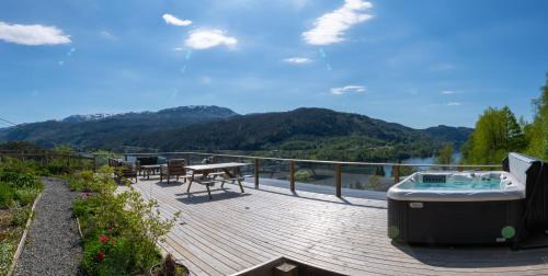 Samnanger House | Fjellhagen: Highly Rated Stay with Hot Tub & Pet-Friendly