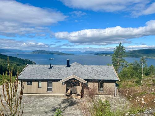 Andalsnes House | Scenic Fjord-Holiday-Lodge with Breathtaking Views