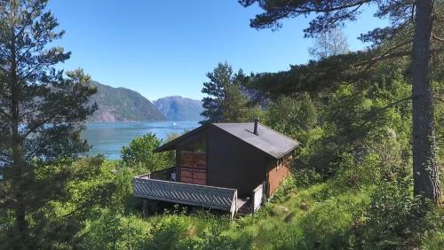 Kvinnherad House | Fjordhytte-1: Family-Friendly Getaway in Nature's Embrace