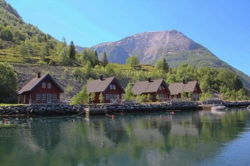 Mauranger House | Fjordhytte-4: Oceanfront Retreat for Families