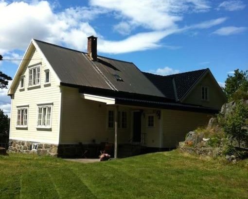 Arendal House | Flåklypa: Scenic Oceanfront Retreat with Jacuzzi Access