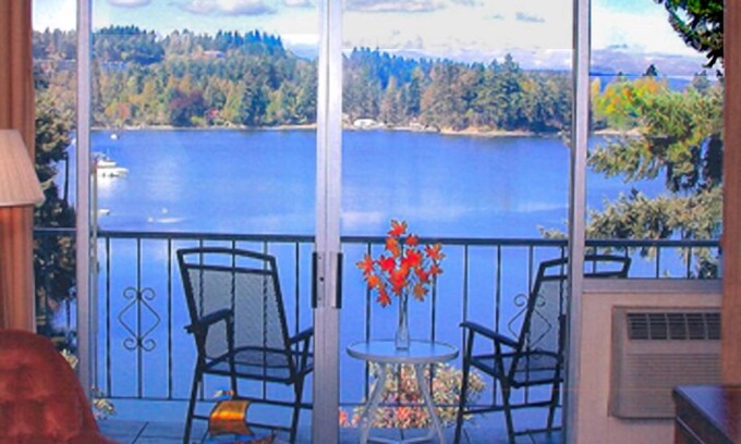 West Hills Hotel | Flagship Inn: Family-Friendly Getaway with Pool & Breakfast