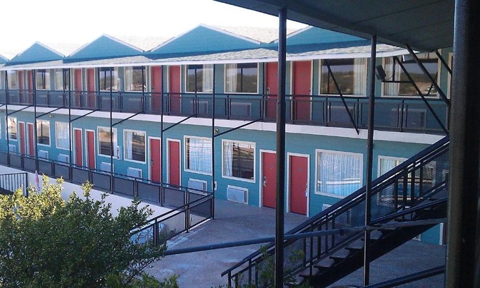 Lake Brownwood Hotel | Pet-Friendly Getaway at Flagship Inn with Pool Access