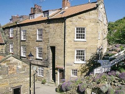 Robin Hood's Bay House | Cozy Flagstaff Cottage - 4-Star Family-Friendly Retreat