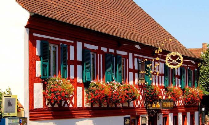 Schwarzach am Main Hotel | Cozy Flair Hotel zum Benediktiner: Family-Friendly Retreat
