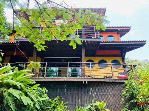 Floresta Velha House | Vibrant Flamboyant Residence: Perfect for Families & Breakfast