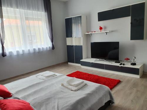 Sarvar Apartment | Eco-Friendly Flamingo Apartment with Hot Tub & Perfect Score