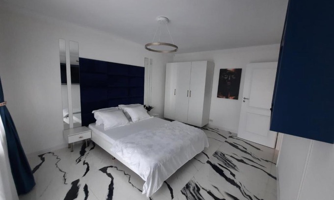 Craiova Apartment | Cozy Flamingo Apartment in Craiova - Self Check-In
