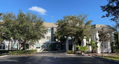 Vero Beach Hotel | Pet-Friendly Oceanfront Retreat at SureStay Plus Vero Beach
