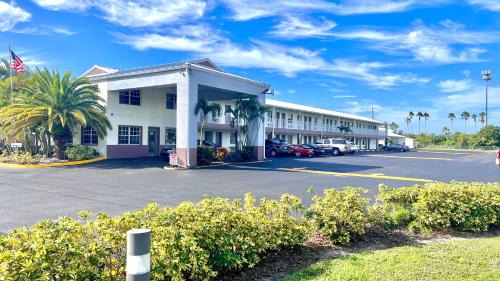 Okeechobee Hotel | Budget-Friendly Flamingo Motel: Pet & Family Friendly Stay