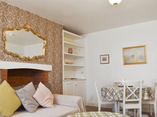 Lowestoft House | Garden View Flat 1 - Pet & Child Friendly Retreat