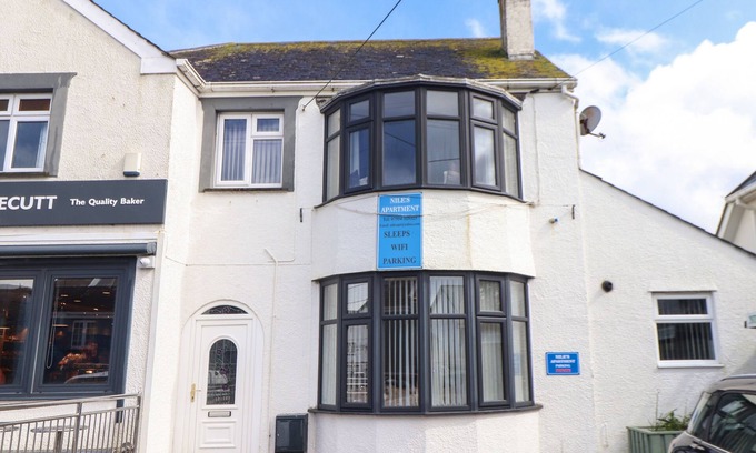 St Merryn Cottage | Pet-Friendly Flat 1 Niles Place with Garden in St Merryn