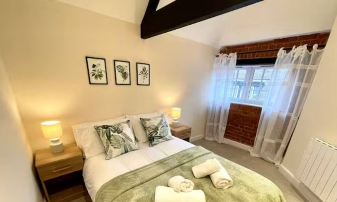Saffron Walden Apartment | Stylish Central Apartment with Spa and Family Amenities