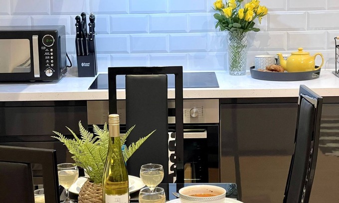 Saffron Walden Apartment | Brand New Flat 11: Top-Rated Apartment with Pool & Spa