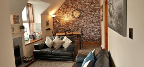 Stornoway Apartment | Inviting Flat 14c Bayhead: Guest Rated 9/10, Family-Friendly