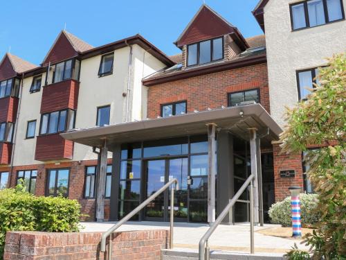Littlehampton House | Discover Flat 32 - Marine Court: Family-Friendly Retreat