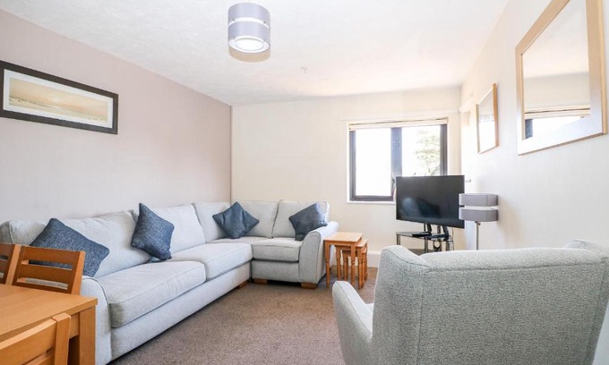 Littlehampton House | Elegant Flat 34 - Marine Court with Private Pool & Family Fun