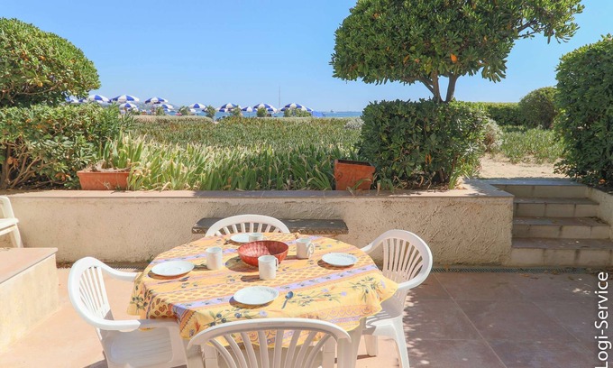 Port Grimaud Apartment | Oceanfront Flat for 4 in Port Grimaud with Breakfast