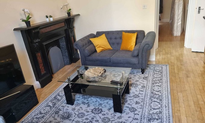 West Kensington Apartment | Cozy Flat 43E - Centrally Located One-Bedroom Retreat