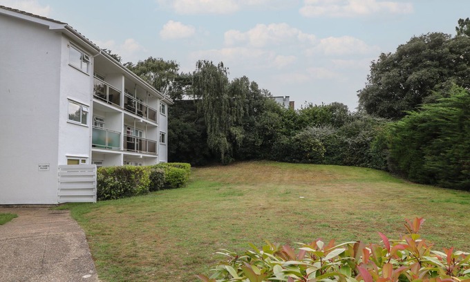 Sandbanks Cottage | Pet-Friendly Flat 5 Fairwinds with Garden in Canford Cliffs