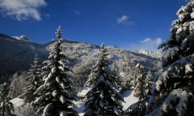 Saint-Chaffrey Ski Chalet | Spacious Flat for 14-15 Guests with Family-Friendly Amenities