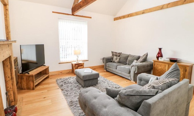 Eastgate House | Discover Flat Above 27: Family-Friendly & Guest Rated 10/10