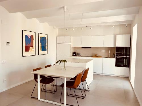L'Antiga Esquerra de l'Eixample Apartment | Family-Friendly Flat by Forgetmenot for Memorable Stays
