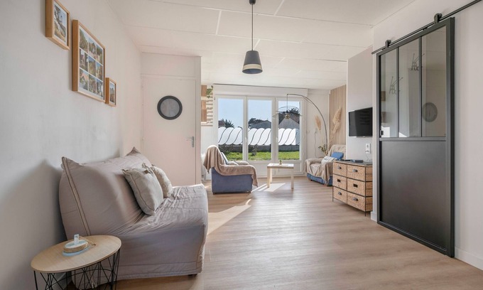 Prefailles Apartment | Cozy Flat for 4 with Expansive Garden and Ocean Views