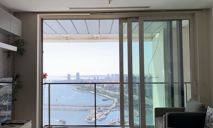 Zeytinburnu Apartment | Seaside Retreat with Pool and Gym for Your Perfect Getaway