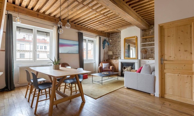 Griffon - Royale Apartment | Flat Fourvière View: Family-Friendly & Steps from Terreaux