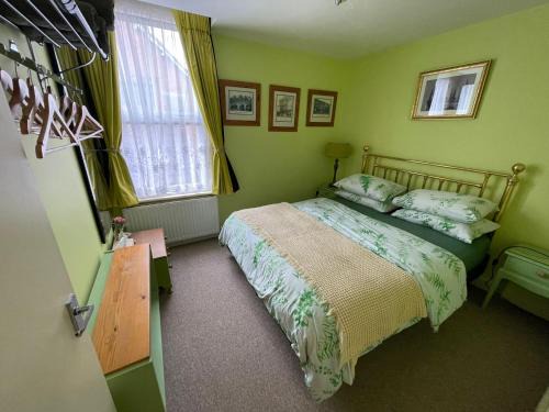 Ludwel Apartment | Delightful Flat G on Castle Street with Hot Tub & Breakfast