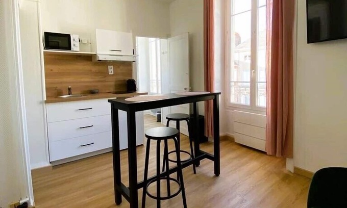 Laval Apartment | Discover Flat Hypercentre: Perfect for Exploring Laval!