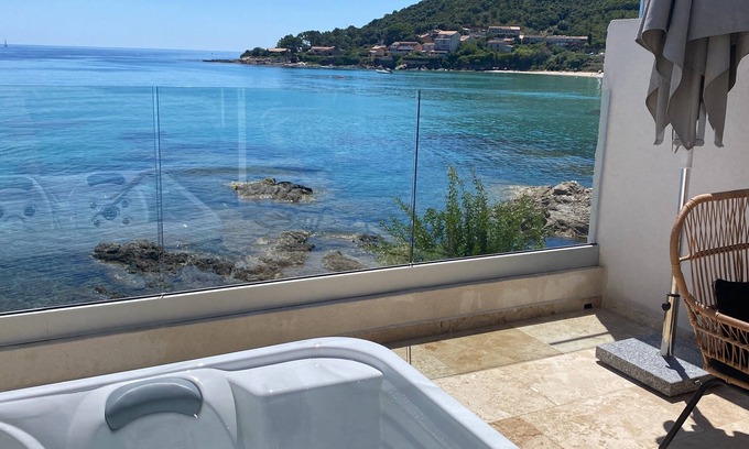 Tarcu Apartment | Seaside Getaway with Spa, Hot Tub & Spectacular Views