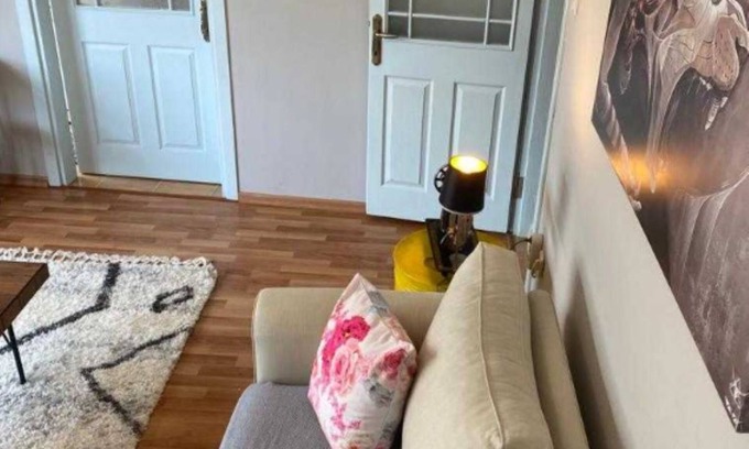 Uskudar Apartment | Ideal Istanbul Flat: Steps from Metro & Child-Friendly
