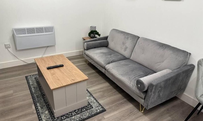 Luton Apartment | Inviting Flat in Luton Town Centre with Kitchen Amenities