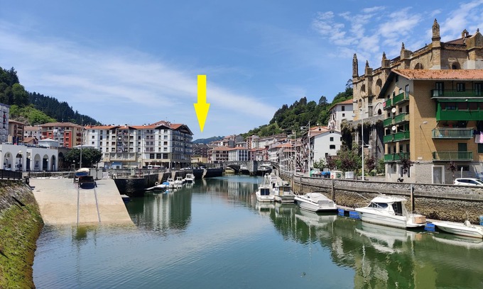 Ondarroa Condo | Convenient Flat in Ondarroa Village with WiFi & Accessibility