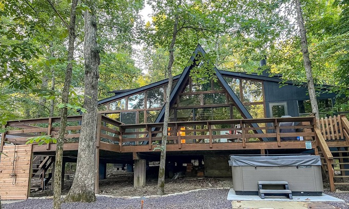 Innsbrook Ski Chalet | Lakefront Chalet with Hot Tub, Playground & WiFi Awaits!