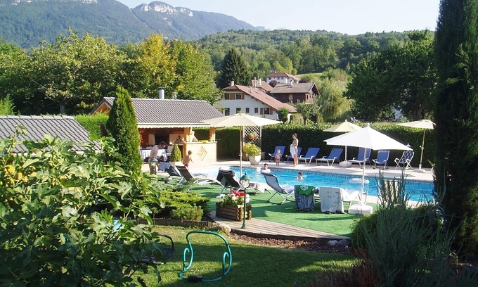 Saint-Jorioz Apartment | Cozy Flat n°8 with Kitchen, Terrace & Pet-Friendly Amenities