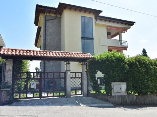 Verbania House | Scenic Lakefront Retreat with Panoramic Balconies